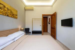 Televízia a/alebo spoločenská miestnosť v ubytovaní Redseven Rome Apartments