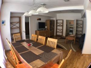 a dining room with a table and chairs and a kitchen at Apartment zur Brücke in Murau