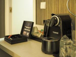 Comodidades para preparar café e chá em THE ONE Grand Hotel da Póvoa - by MHMB Hospitality