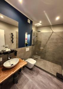 een badkamer met een douche, een toilet en een wastafel bij Liro Hotel Oberhausen in Oberhausen