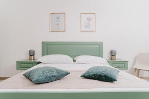 1 dormitorio con 1 cama con 2 almohadas en Il Cortile by Vista Napoli, en Nápoles