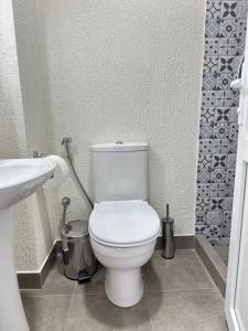 Bilik mandi di Guest House Memo at the center of kutaisi
