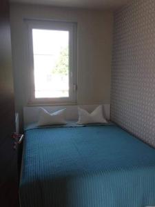 ザマールディにあるZamárdiのベッドルーム1室(大型ベッド1台、窓付)