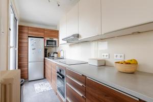 eine Küche mit Küchengeräten und eine Schale mit Obst auf der Theke in der Unterkunft Veeve - Chaillot Skies in Paris