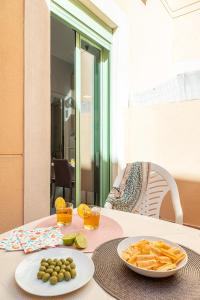 una mesa con un plato de comida y fruta. en URBAN Center Apartments, en Tarragona
