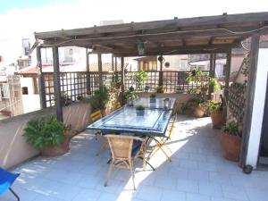een patio met een tafel en stoelen onder een pergola bij B&B Al Salvatore Di Lipari in Lipari