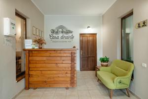 una sala de estar con una silla verde y una mesa en Casa Dinainte Young and Adults Only en Sălicea