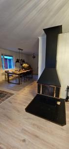 uma sala de estar com uma lareira e uma mesa em Hammarstrandvilla em Hammarstrand