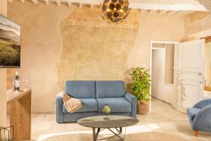 sala de estar con sofá azul y mesa en Palazzo Falcinelli Luxury Room in Montepulciano Air Conditioning and Elevator, en Montepulciano