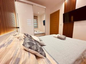 um quarto com uma cama grande e 2 almofadas em Snug Nest Zlatibor em Zlatibor