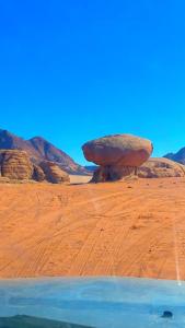 ワディ・ラムにあるWadi rum desert skyの砂漠の真ん中にある大きなキノコ