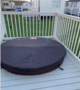 En balkon eller terrasse på JEMs Hot-Tub Getaways 8 berth at Tattershall Lakes