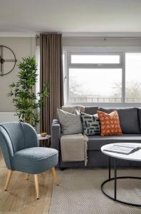 雷恩漢姆的住宿－Cosy tastefully decorated flat in Rainham，客厅配有沙发和椅子
