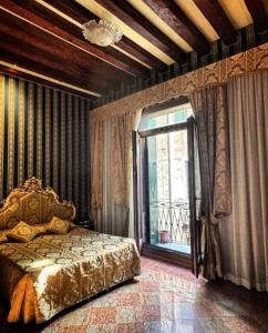 sypialnia z łóżkiem i dużym oknem w obiekcie Ca' San Zaccaria w Wenecji