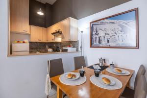 una mesa de comedor con dos platos de comida. en URBAN Center Apartments, en Tarragona