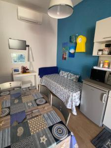 Habitación pequeña con 2 camas y mesa. en Il Nido da Chiara, en La Spezia