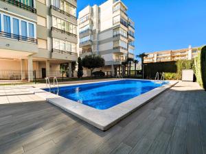 uma piscina no meio de um edifício em Apartamento Oxford II Gran Playa em Benicàssim