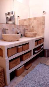 baño con 2 lavabos y espejo grande en Charmante maison de village, en Mondragon
