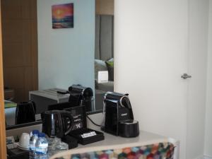 Comodidades para preparar café e chá em THE ONE Grand Hotel da Póvoa - by MHMB Hospitality