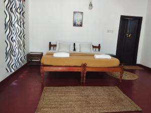 1 dormitorio con 1 cama en una habitación en Dream Catcher Beach Home Marari, en Mararikulam