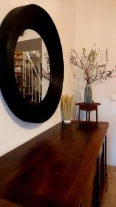 espejo sentado sobre una mesa de madera en una habitación en Charmante maison de village, en Mondragon