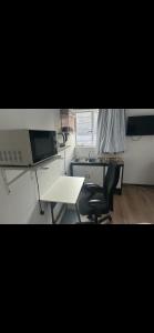 Habitación con escritorio, mesa y silla. en Urban Fourways Haven, en Sandton