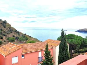 a pink house with a view of the ocean at Appartement Cerbère, 2 pièces, 4 personnes - FR-1-309-427 in Cerbère