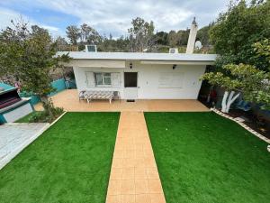 阿特米达DianaBNB的前面有绿色草坪的房子