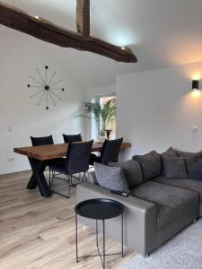 Posezení v ubytování Ferienwohnung zum Belgenbachtal
