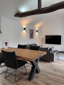 TV a/nebo společenská místnost v ubytování Ferienwohnung zum Belgenbachtal