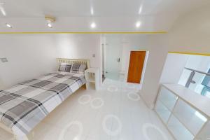 a large white room with a bed and a window at Sleeps up to 4 - City Centre in Nottingham