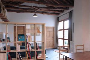 a room with a book shelf with books at La Real Urueña in Urueña
