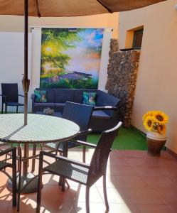 un patio con mesa, sillas y sofá en Villa Sharon & Relax, en Corralejo