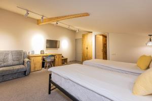 TV a/nebo společenská místnost v ubytování Taniqinn Dilijan Hotel