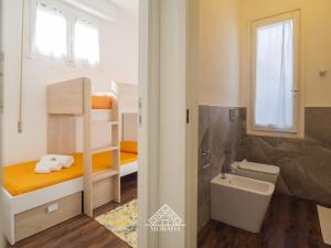 Camera piccola con letto a castello e servizi igienici. di Villa Laura - MORADA a SantʼAndrea Altre 24 foto