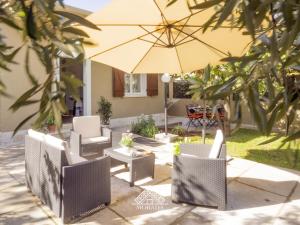 patio con sedie, ombrellone e tavolo di Villa Laura - MORADA a SantʼAndrea