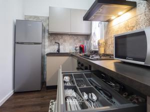 una cucina con lavello e fornello forno superiore di Villa Laura - MORADA a SantʼAndrea