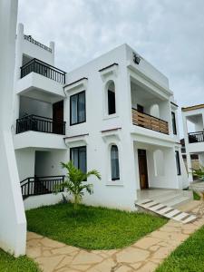 Casa blanca con balcón en Tulivu Suites Diani en Ukunda