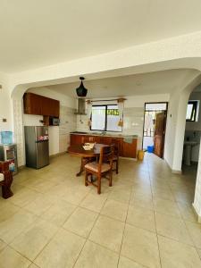 Kuchyň nebo kuchyňský kout v ubytování Tulivu Suites Diani + 14 fotografií