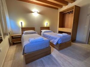 1 dormitorio con 2 camas en una habitación en Destiny home soave, en Soave