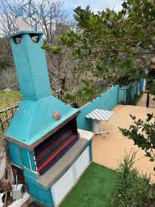 una stufa blu seduta in cima a un cortile di DianaBNB a Artemida