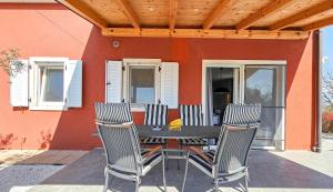 une terrasse avec une table et des chaises dans une maison dans l'établissement Casa Lutoma, à Kmeti