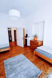 a bedroom with a bed and a blue rug at Großes, Helles Vintage Apartment mit Parkplatz in Innsbruck