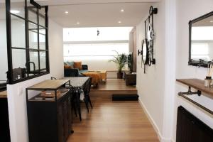 eine Küche und ein Wohnzimmer mit einem Tisch und Stühlen in der Unterkunft VibesCoruña- Tulipanes in A Coruña