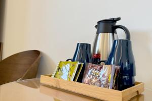 a wooden box with a blender and books on a table at Dafong Hotel in Zhongzheng