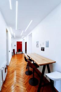 a room with a wooden table and chairs in it at Großes, Helles Vintage Apartment mit Parkplatz in Innsbruck