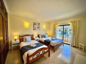 Giường trong phòng chung tại Albufeira Summer Villa 1 With Pool by Homing +22 ảnh