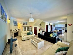 Khu vực ghế ngồi tại Albufeira Summer Villa 1 With Pool by Homing