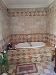 bagno con vasca in camera di Traditional Maltese House in Birgu 