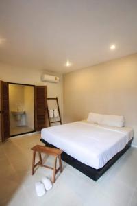 宗通縣的住宿－แอทชฎา เชียงใหม่ @Shada Chiang Mai，卧室配有一张白色的大床和一张桌子
